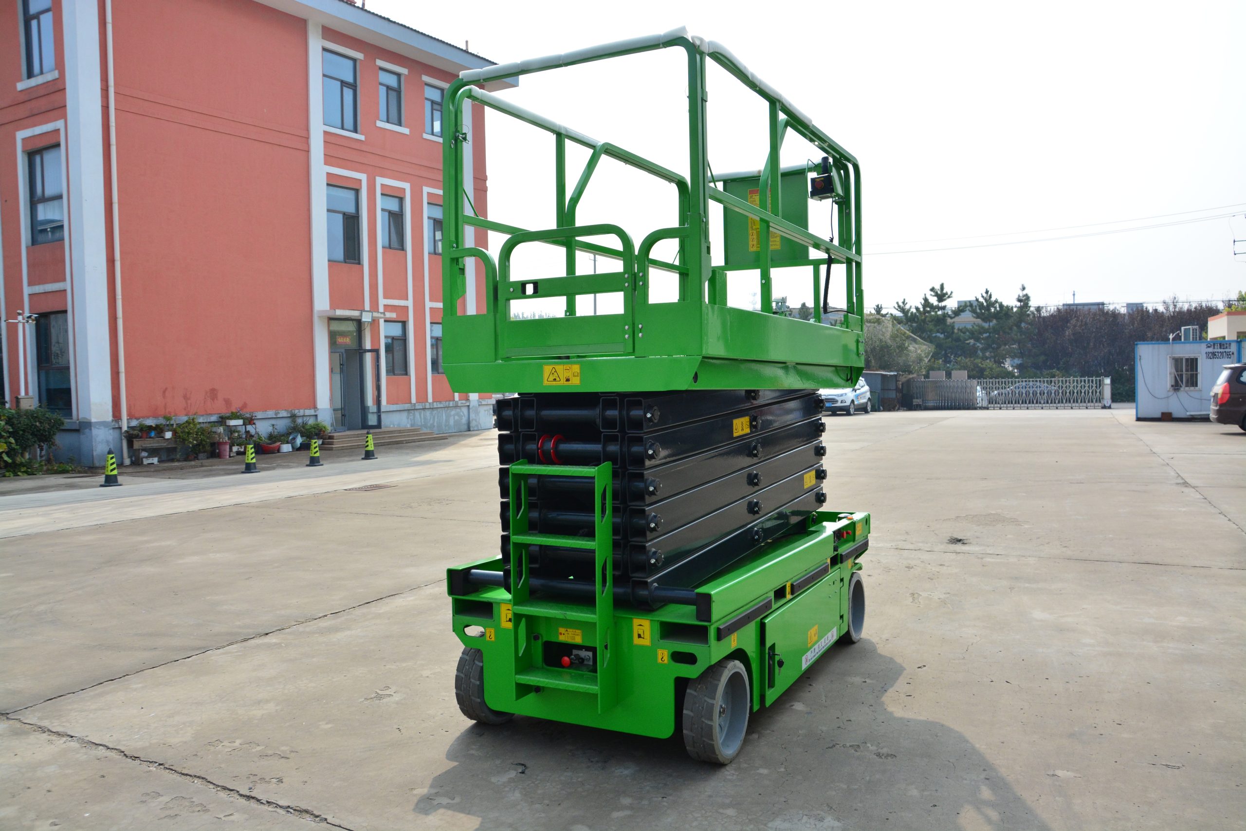 Electric Lifts vs Hydraulic Lifts: Weighing the Pros and Cons