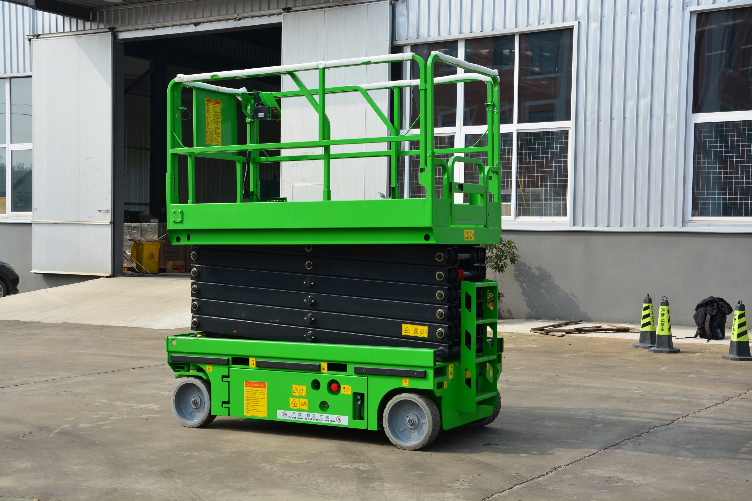 How Scissor Lift Tables Enhance Safety and Minimize Workplace Hazards